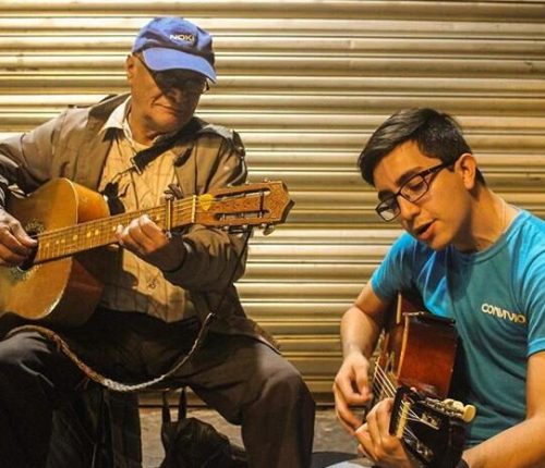 Voluntario-y-beneficiario-tocando-guitarra